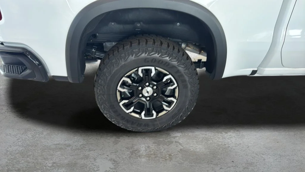New 2026 White Chevrolet ZR2 image 32
