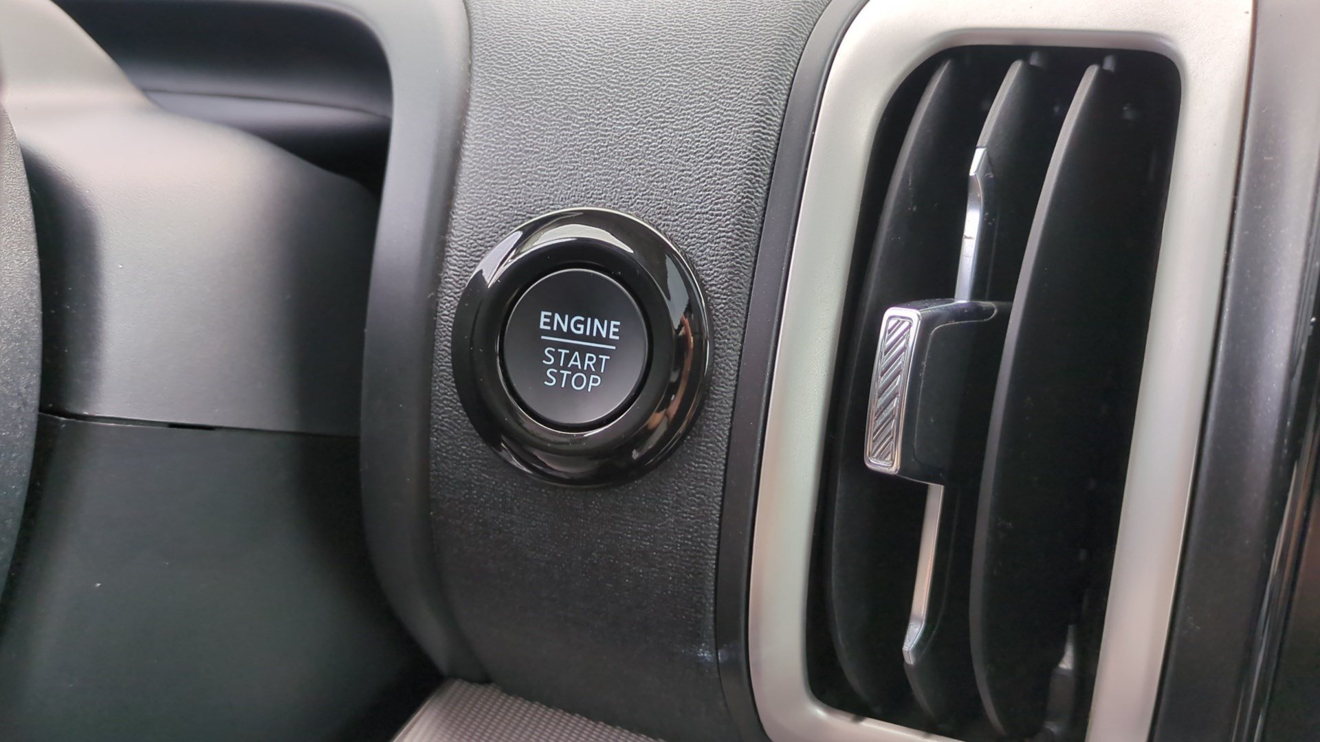 Used 2025 Black Metallic Ford Active image 21