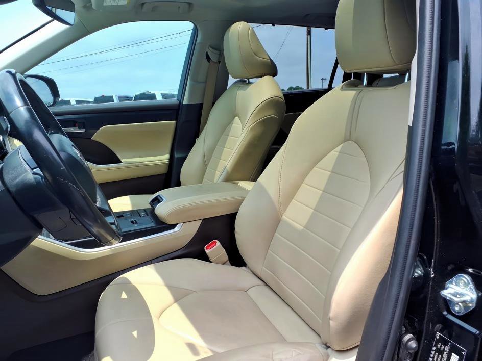 Used 2020 Midnight Black Metallic Toyota Hybrid XLE image 16