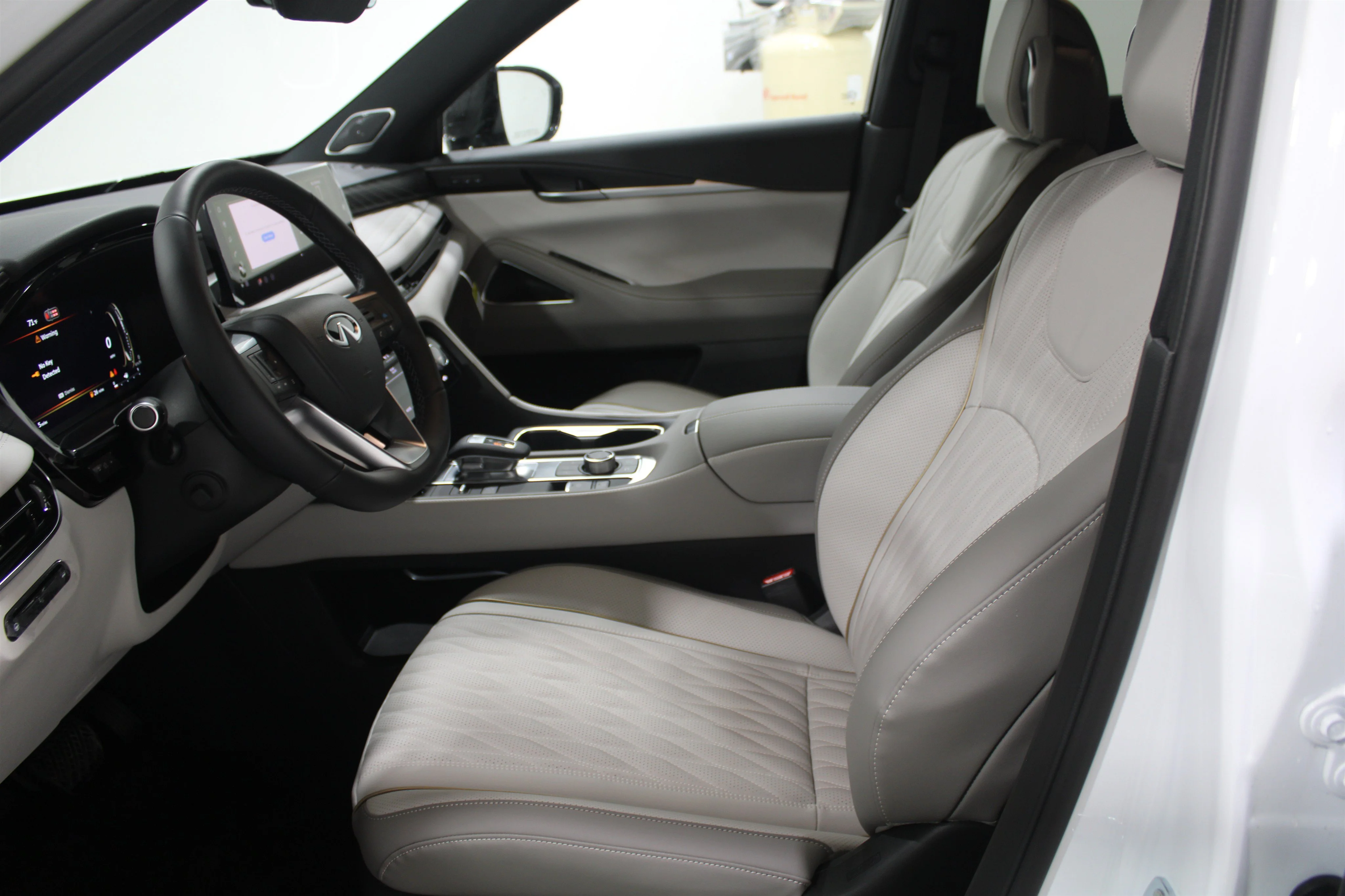Used 2026 Radiant White/Black Obsidian INFINITI AUTOGRAPH image 3