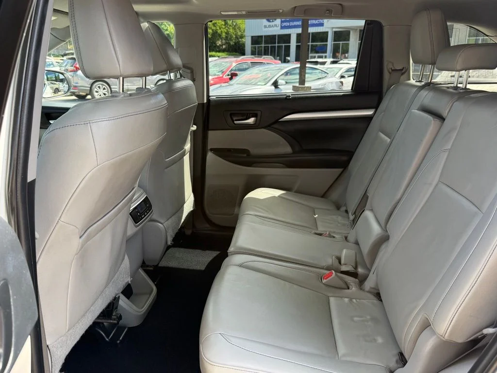 Used 2019 White Toyota XLE image 27