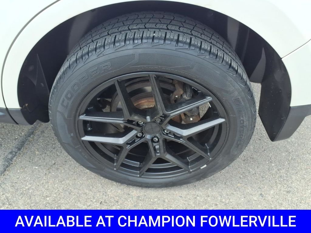 Used 2015 White Lincoln Base image 7