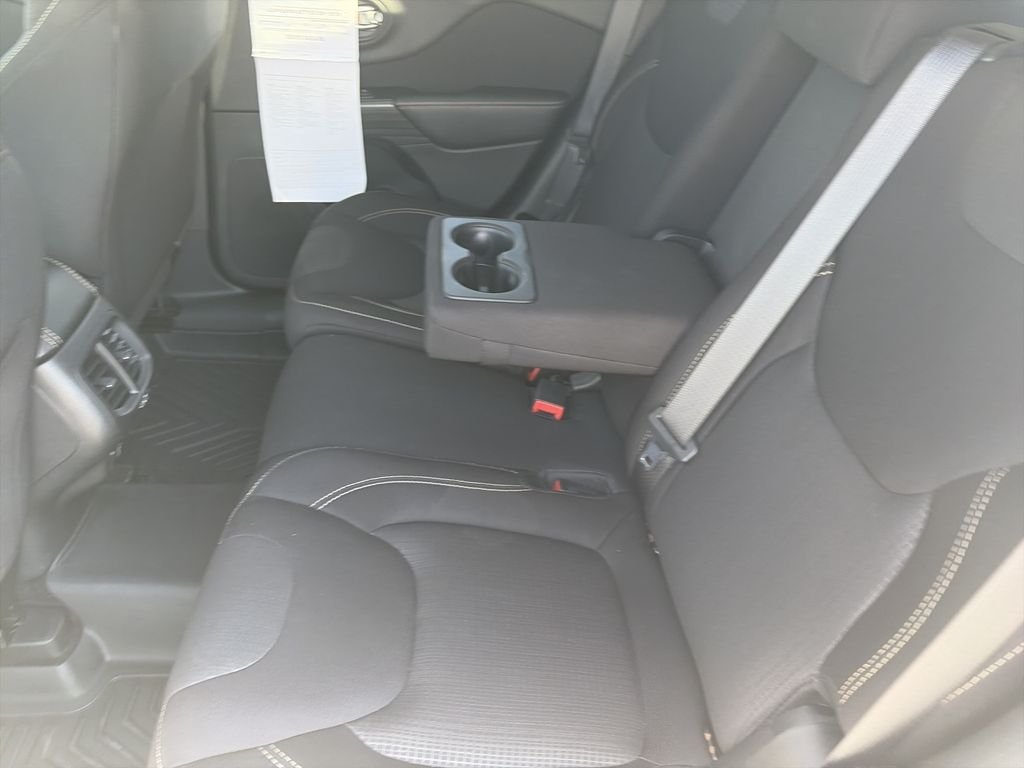 Used 2016 Bright White Clearcoat Jeep Latitude image 28