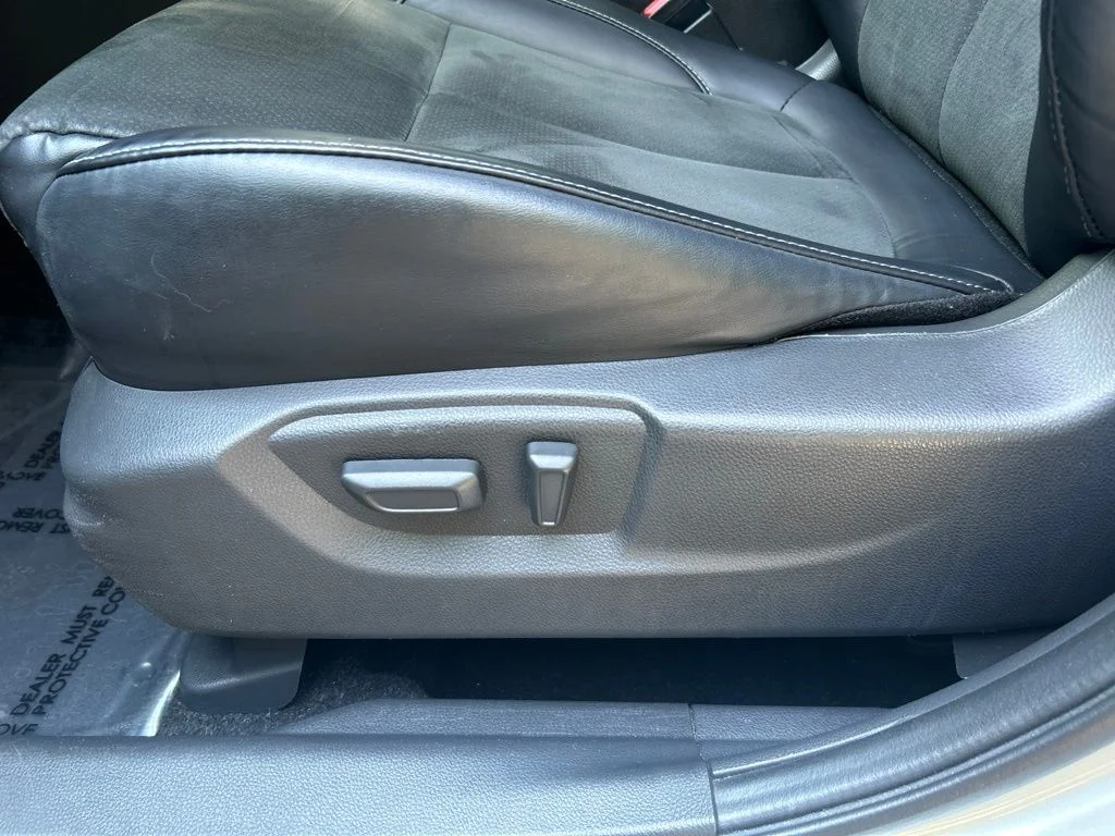 Used 2024 Silver Mitsubishi SE image 15