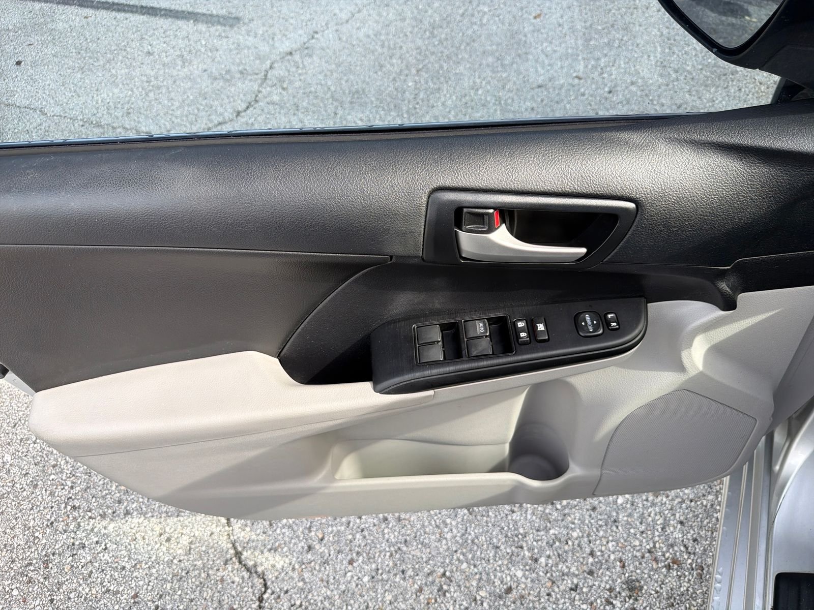 Used 2014 Silver Toyota LE image 24