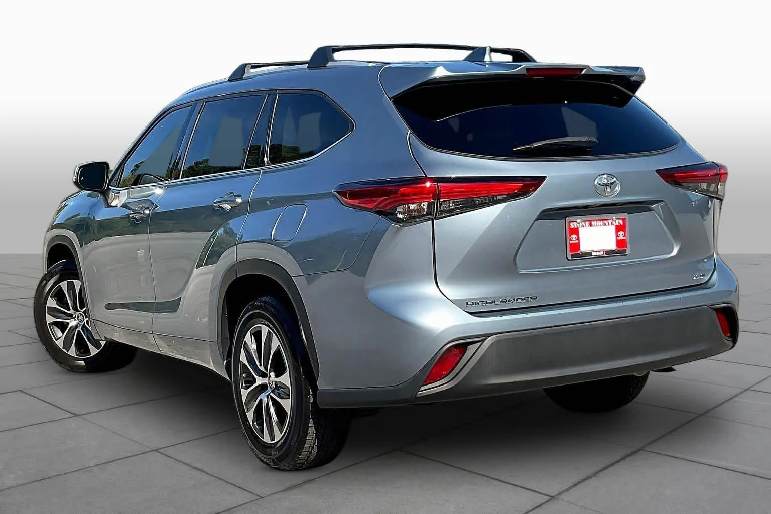 Used 2022 Moon Dust Toyota XLE image 12