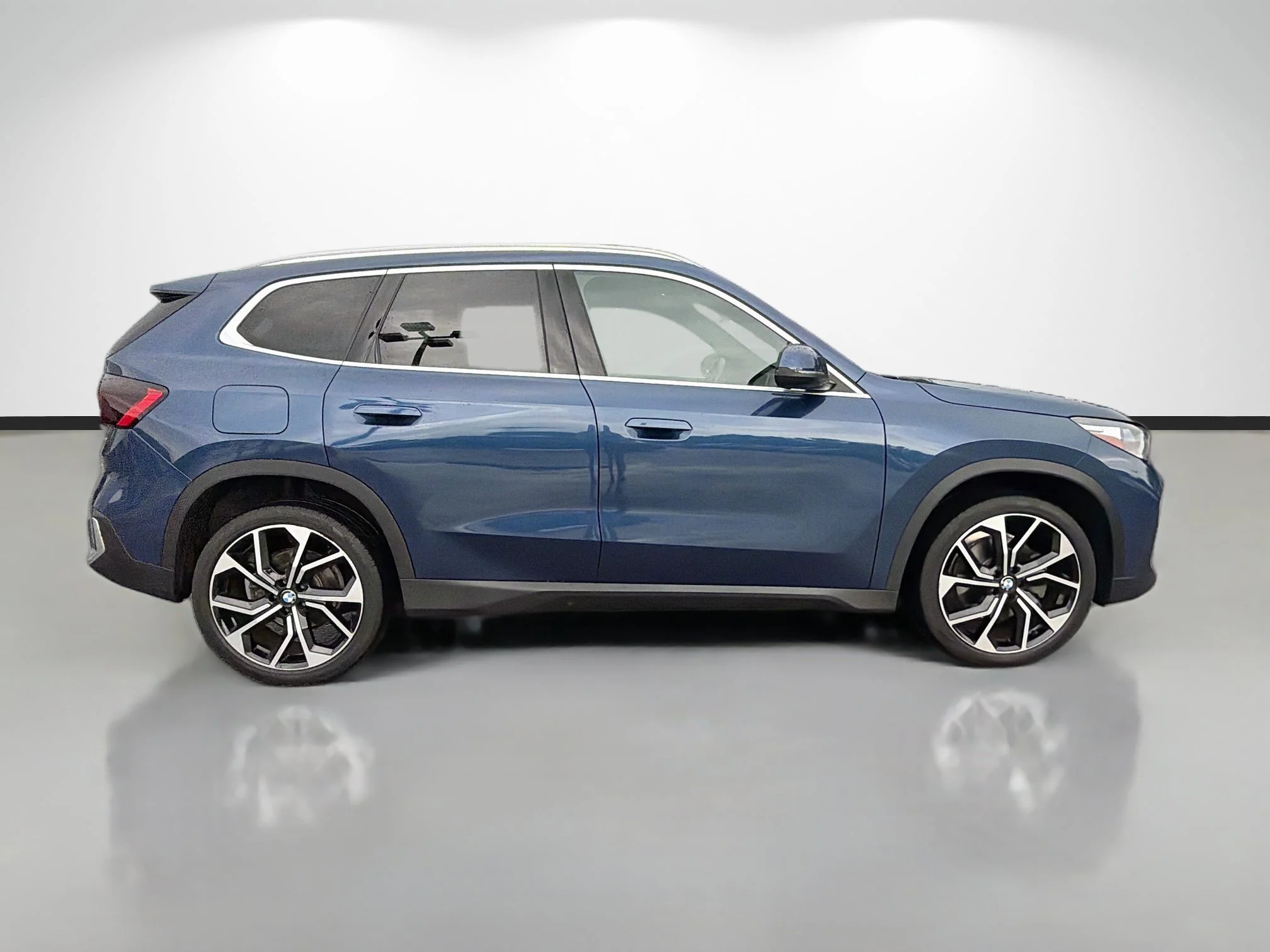 Used 2023 Phytonic Blue Metallic BMW xDrive28i image 2