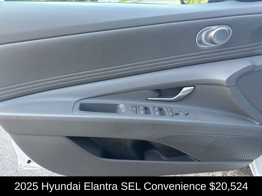 Used 2025 White Hyundai SEL Convenience image 11