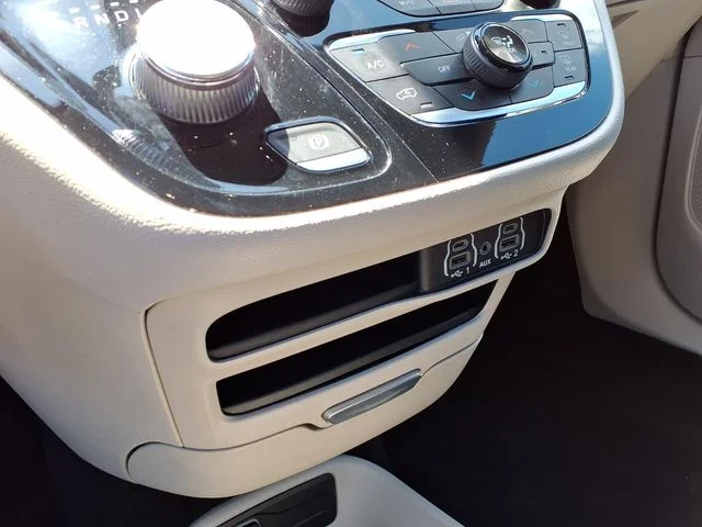 Used 2023 Black Chrysler Touring L image 7