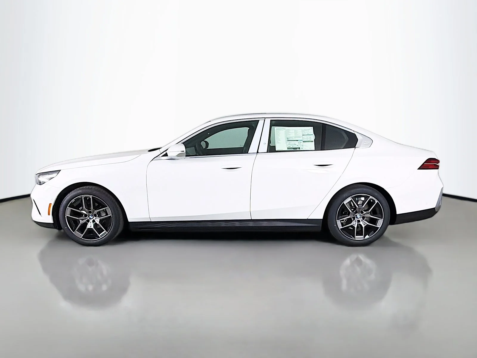 New 2027 Alpine White BMW eDrive40 image 4