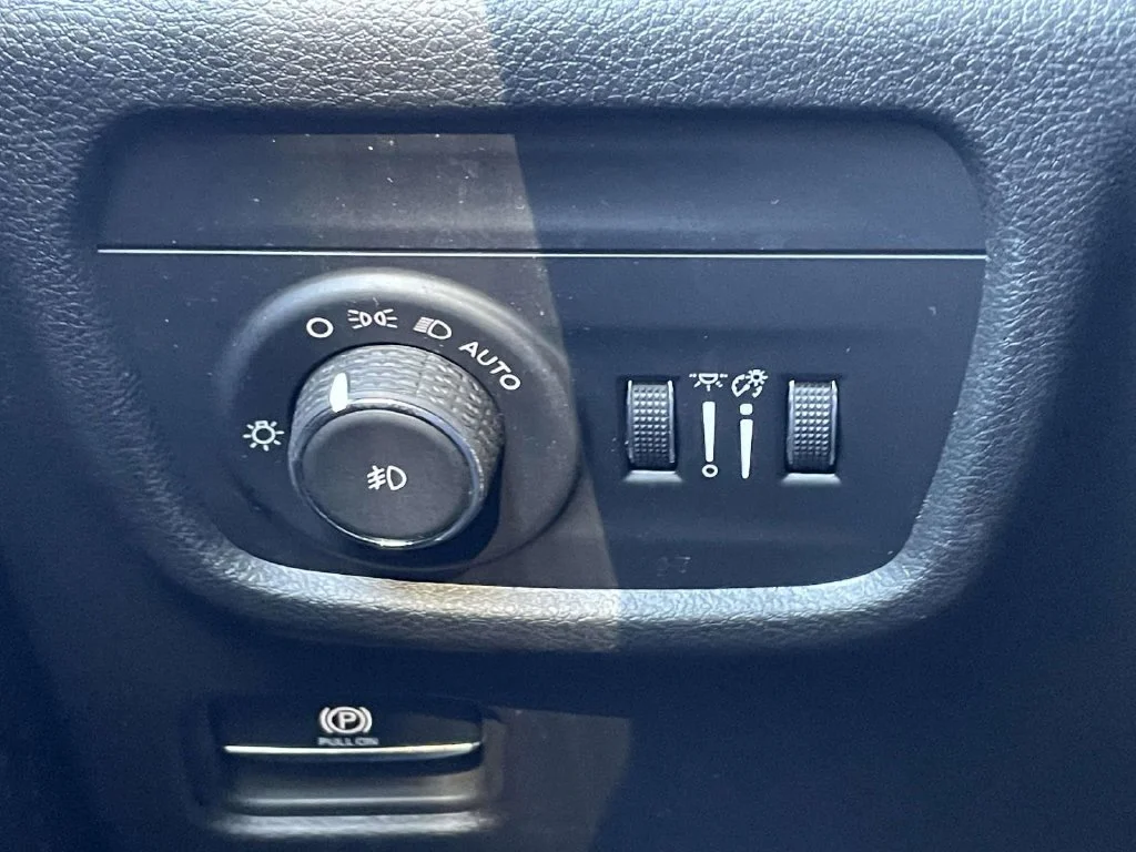 Used 2023 White Jeep Limited image 29