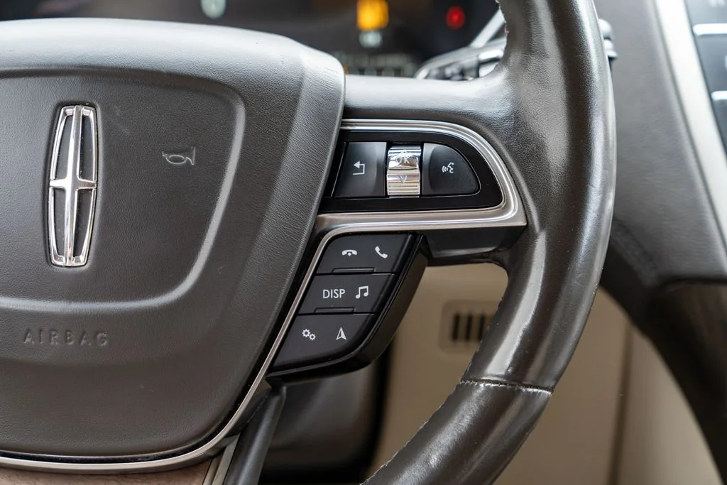 Used 2019 Red Lincoln Reserve image 14