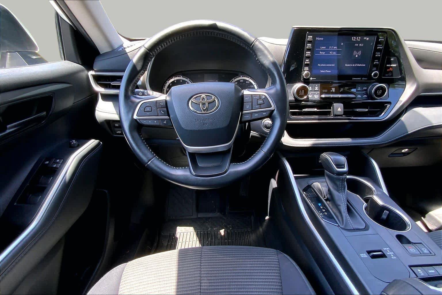 Used 2022 Wind Chill Pearl Toyota LE image 6
