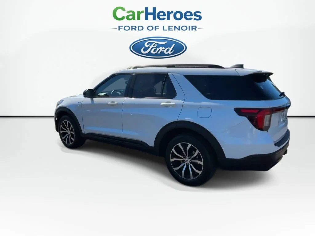 New 2027 Star White Metallic Tri-Coat Ford ST-Line image 6