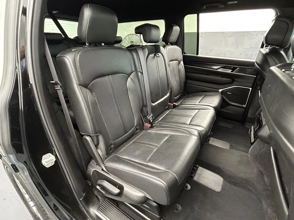 Used 2023 Diamond Black Crystal Pearlcoat Jeep Base image 43
