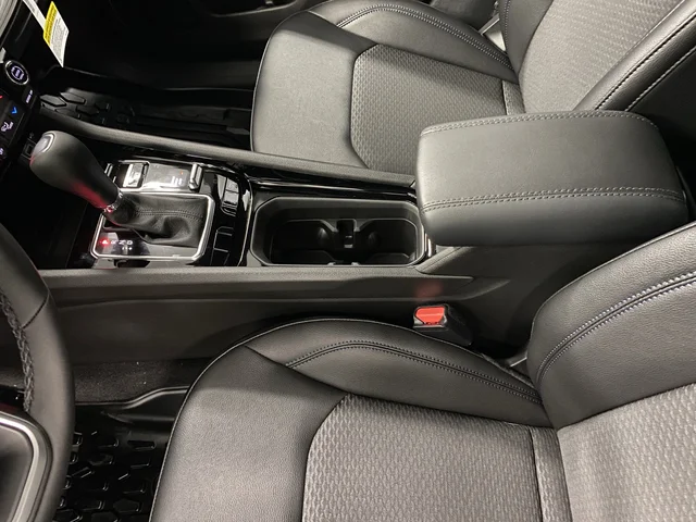 New 2026 Diamond Black Crystal Pearlcoat Jeep Latitude image 19