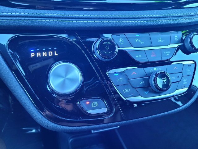 Used 2025 White Chrysler Select image 18