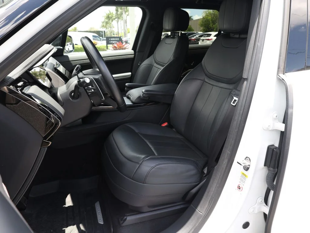 Used 2023 White Land Rover SE Dynamic image 17