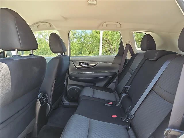 Used 2017 Glacier White Nissan SV Front-wheel Drive image 9