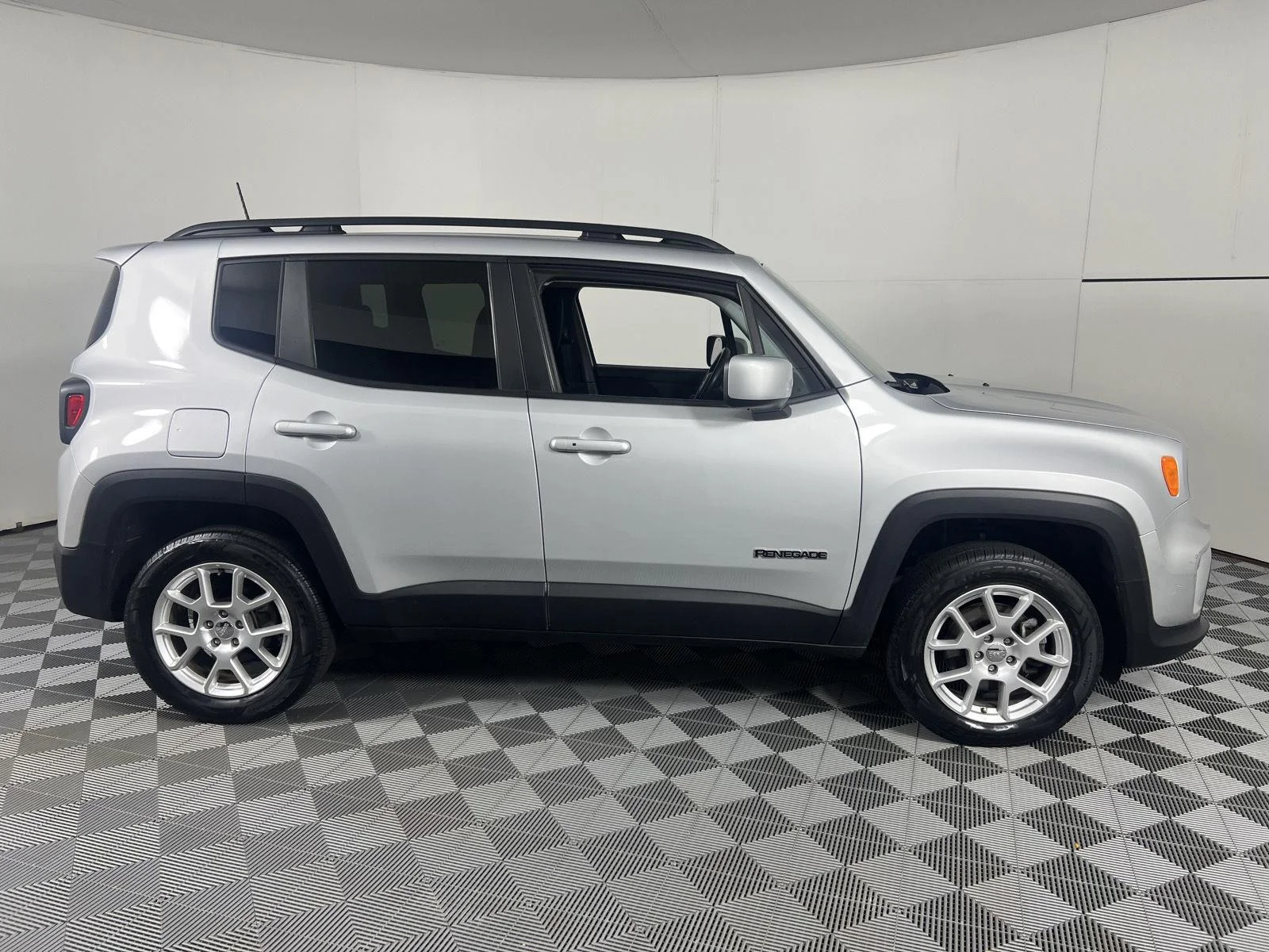 Used 2021 Glacier Metallic Jeep Latitude image 12