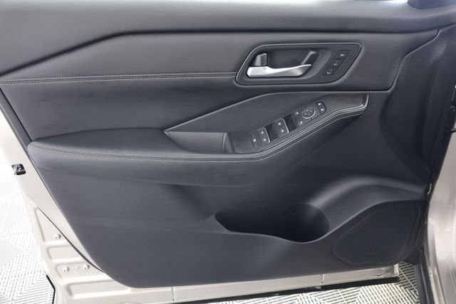 Used 2025 Gold Nissan SL image 26