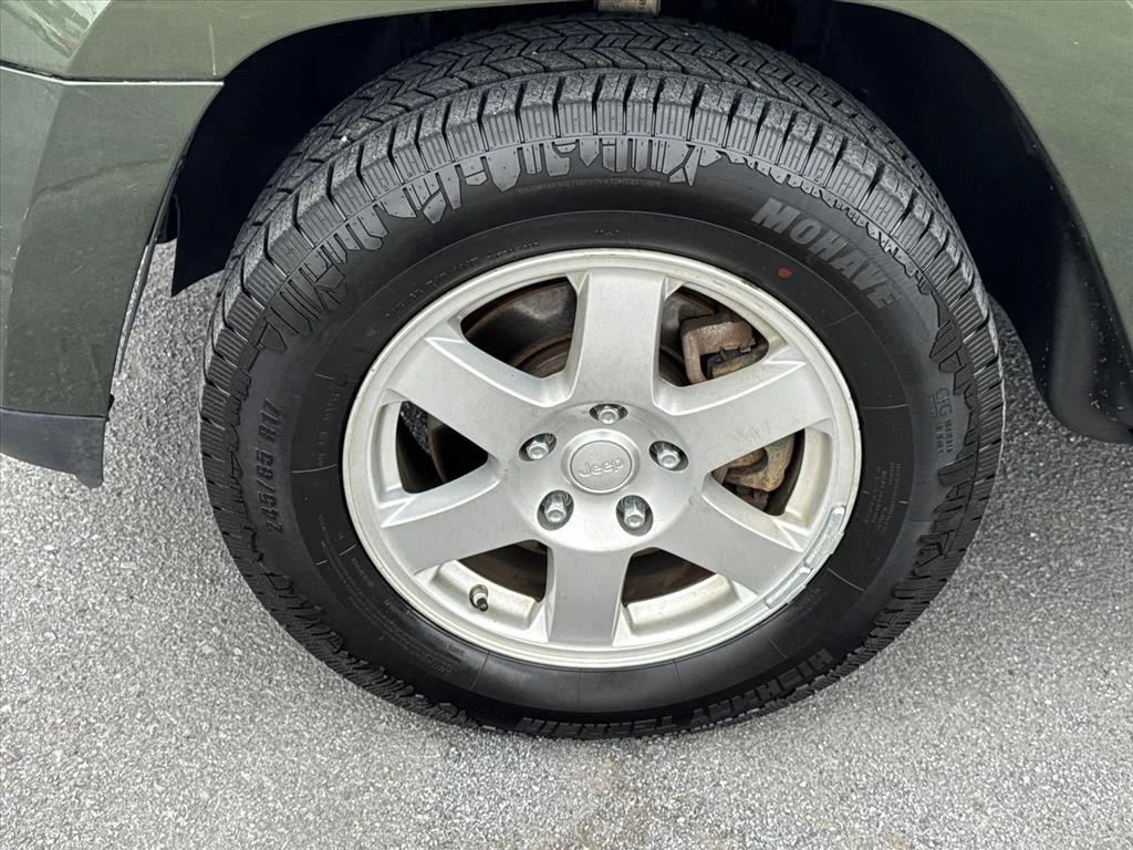 Used 2009 Green Metallic Jeep Laredo image 27