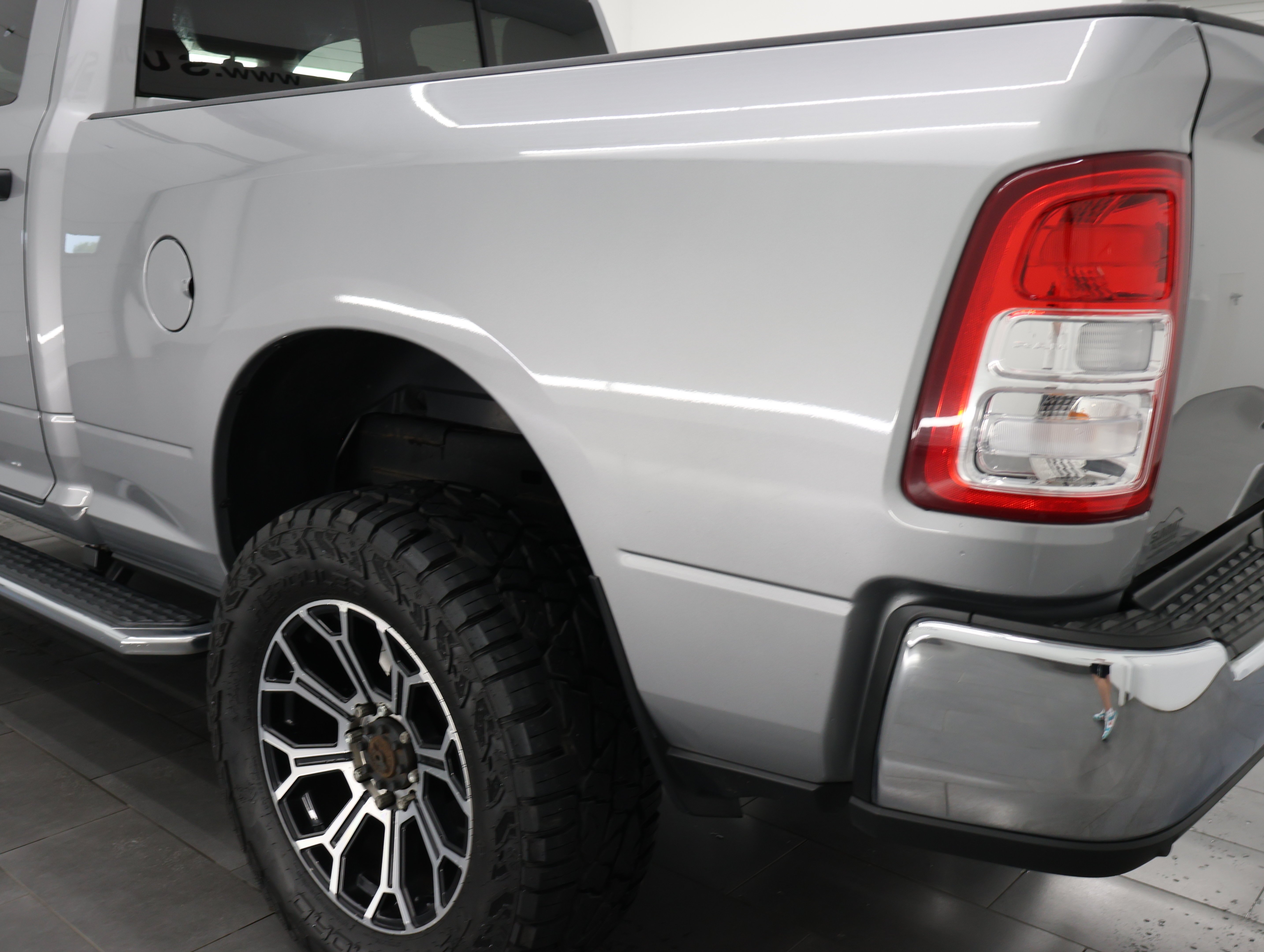 Used 2022 Billet Silver Metallic Clearcoat Ram 4x4 Crew Cab Tradesman: CREW-SHORT-TRADESMAN LVL 2-6.4L V8 HEMI-4WD-20 WHEELS image 29