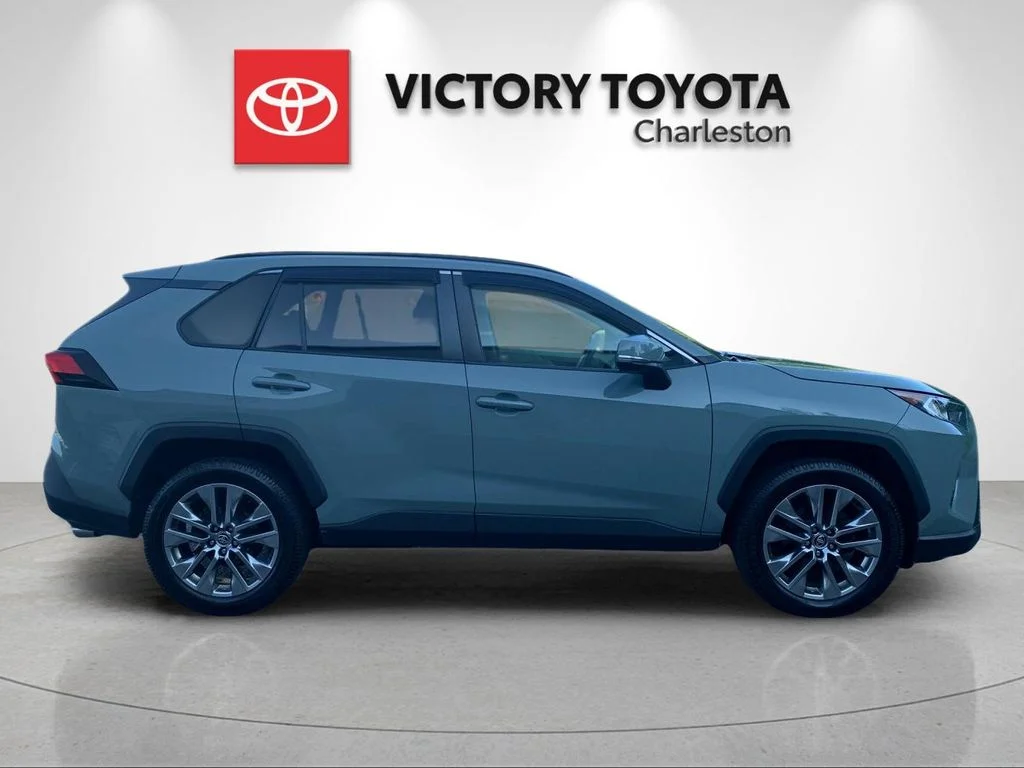 Used 2020  Toyota XLE Premium image 6
