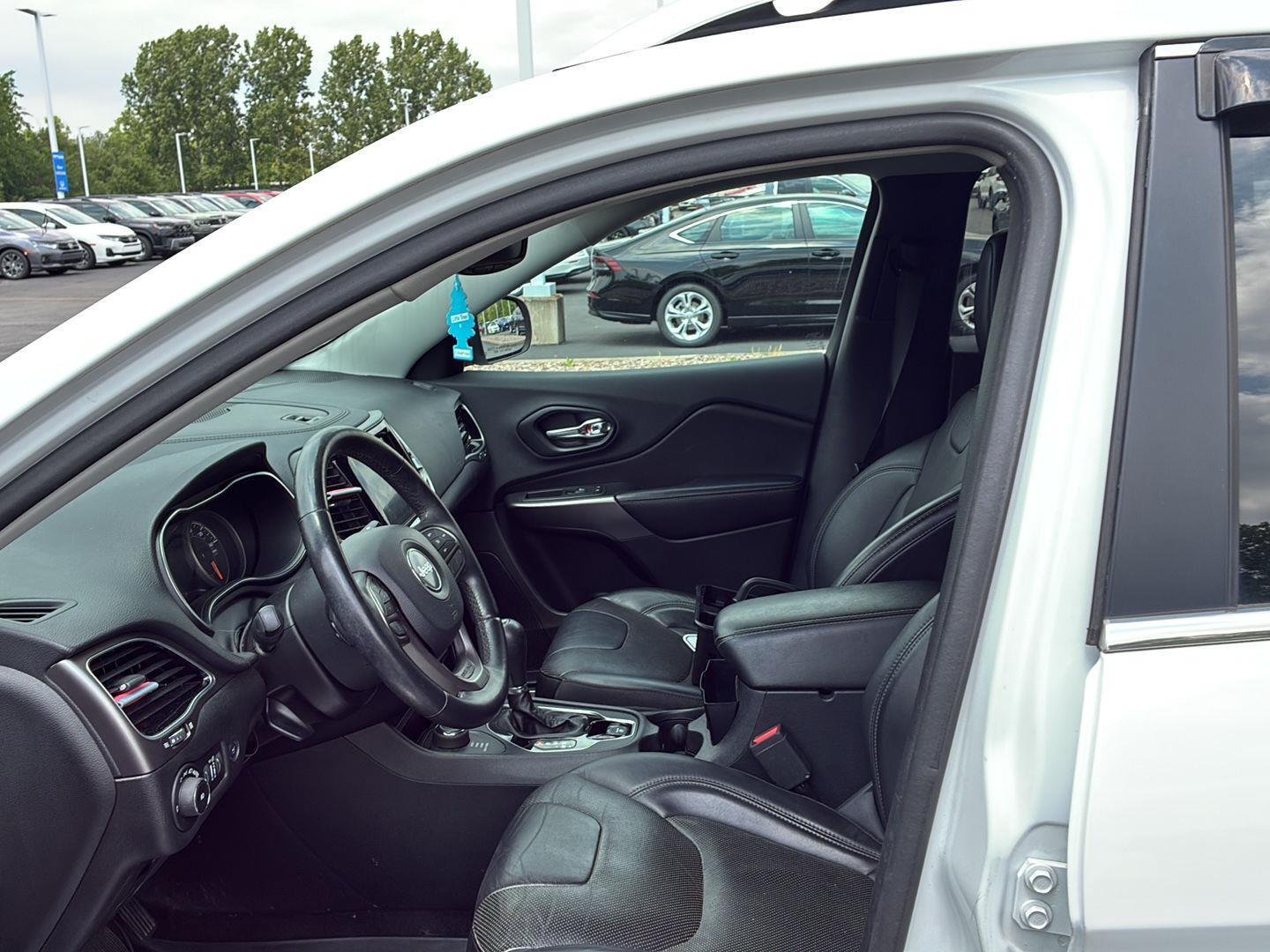 Used 2019 Bright White Clearcoat Jeep Limited image 9