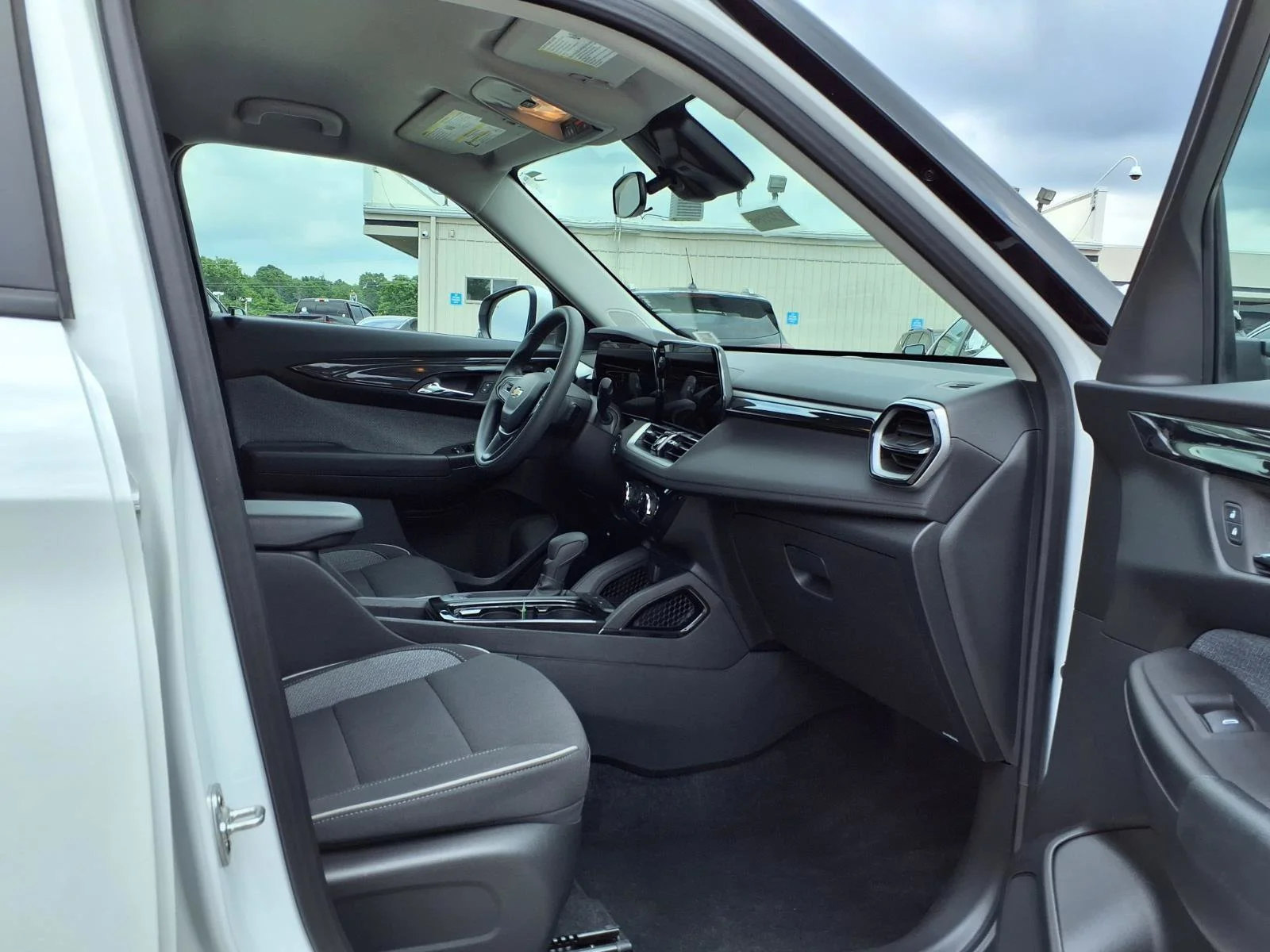 Used 2025 Summit White Chevrolet LT image 26