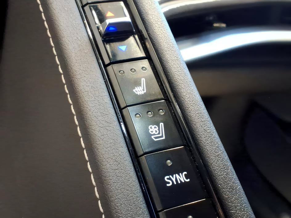 Used 2025 Arctic White Chevrolet 2LT image 22