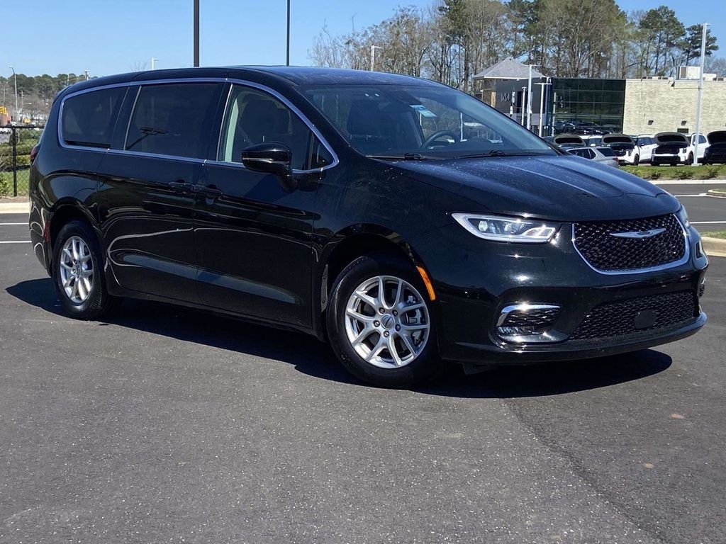 2024 Chrysler Pacifica Touring L's photo
