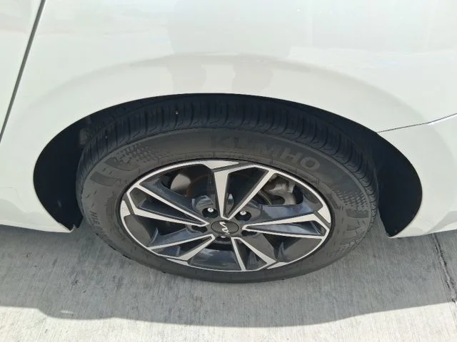 Used 2024 White Kia LXS image 17