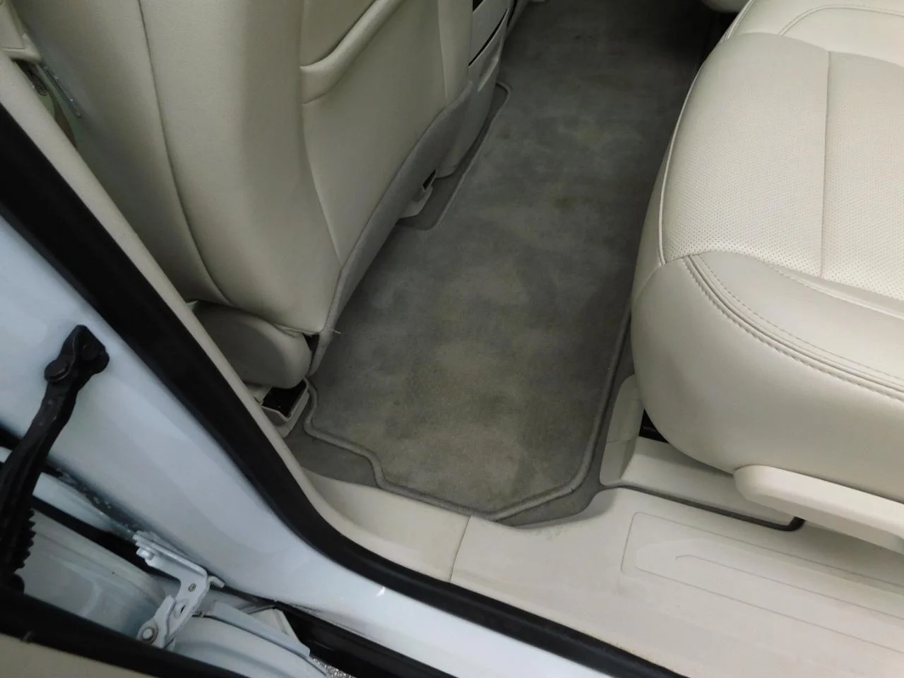 Used 2022 White GMC FWD 4DR DENALI image 30
