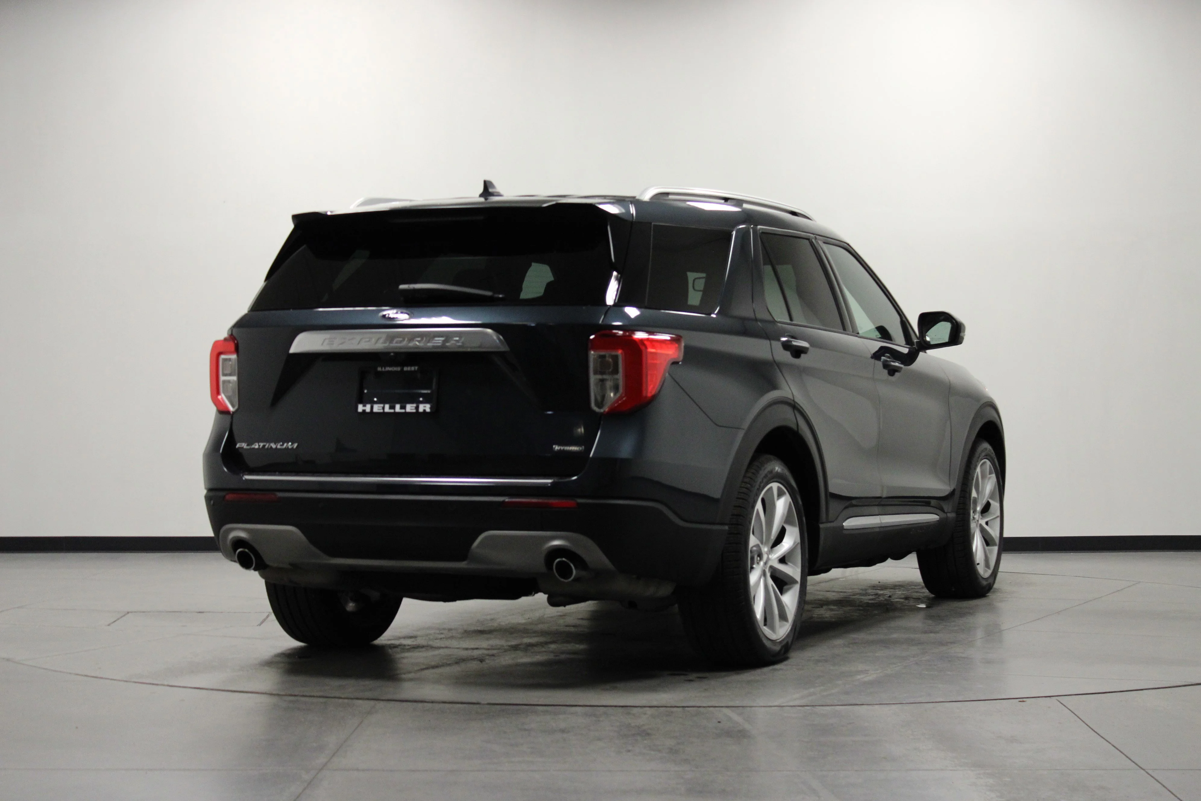 Used 2022 Blue Metallic Ford Platinum image 4