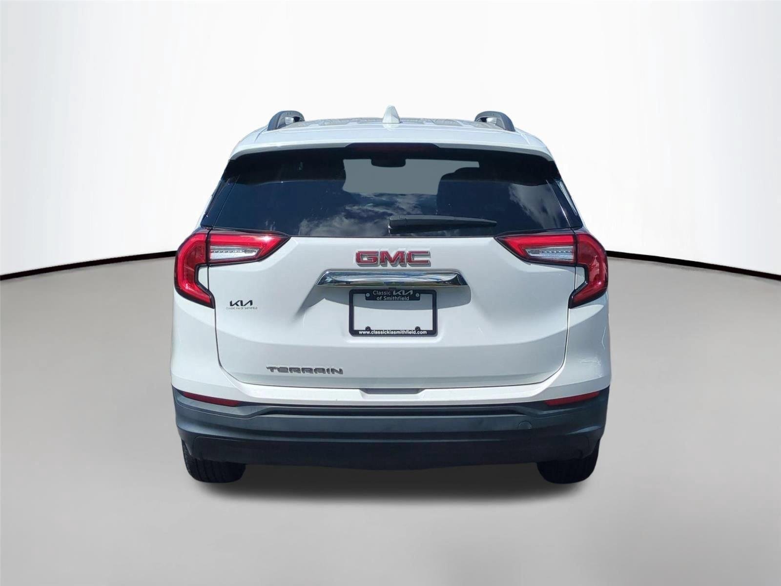 Used 2022 Summit White GMC SLE image 4