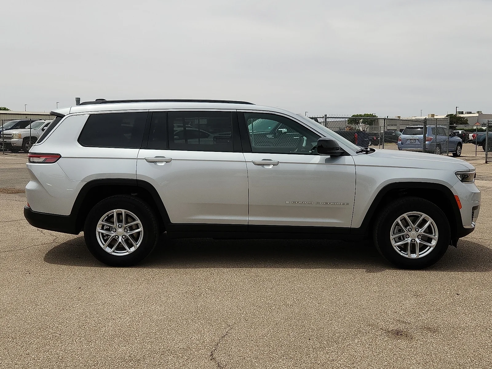 New 2025 Silver Zynith  Paint Jeep L LAREDO X 4X4 image 5