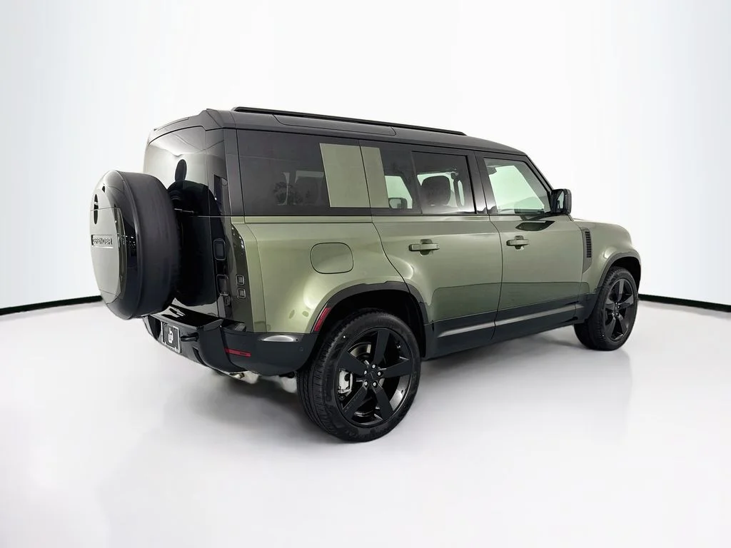 New 2026 Woolstone Green Land Rover X-Dynamic SE image 5