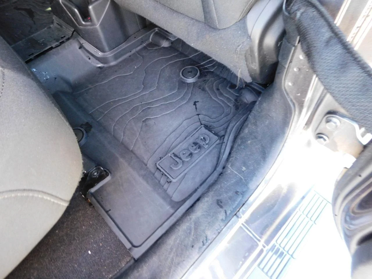 Used 2019 Gray Jeep SPORT S 4X4 image 12