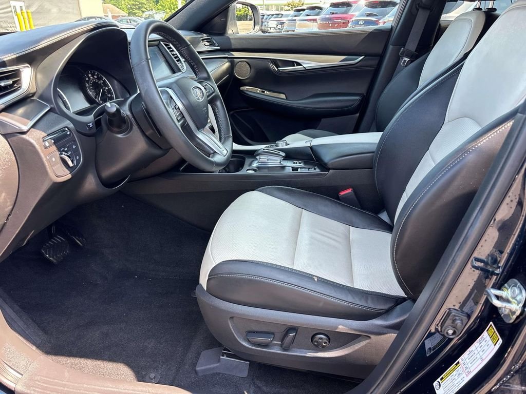 Certified Used 2025 Blue INFINITI LUXE image 9
