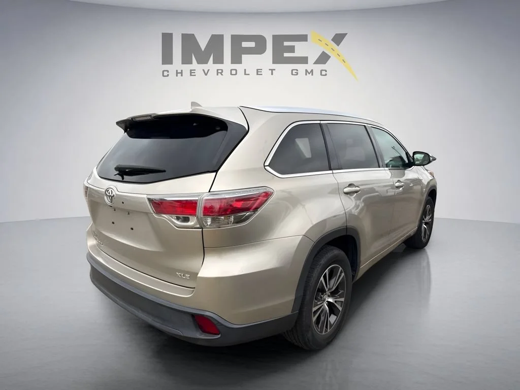 Used 2016  Toyota XLE image 5