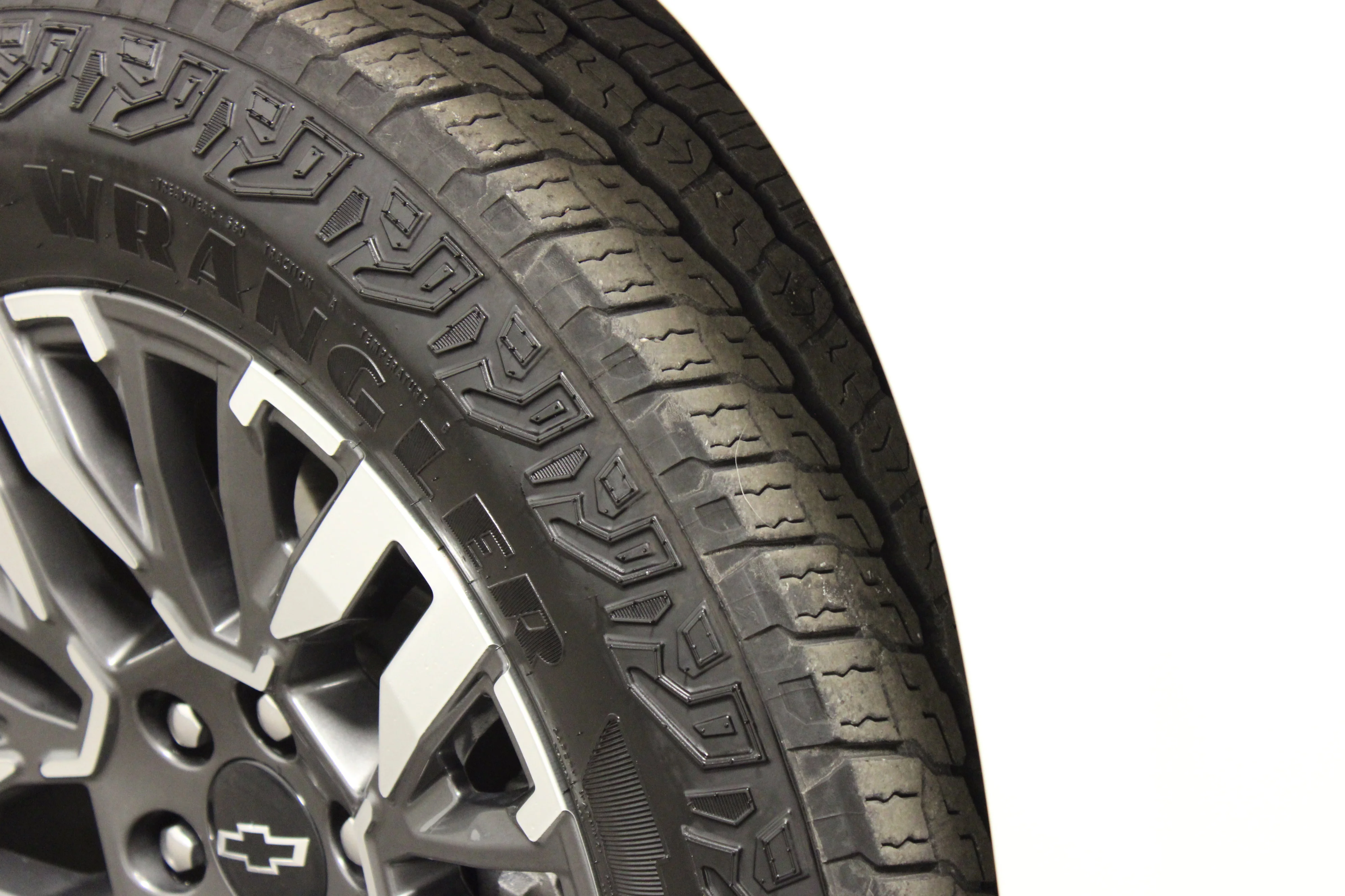 Used 2025 Iridescent Pearl Tricoat Chevrolet Z71 image 11