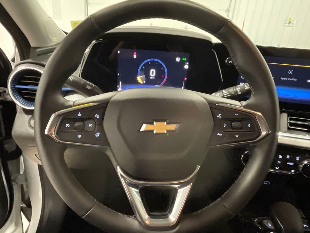 Used 2025 White Chevrolet LT image 33