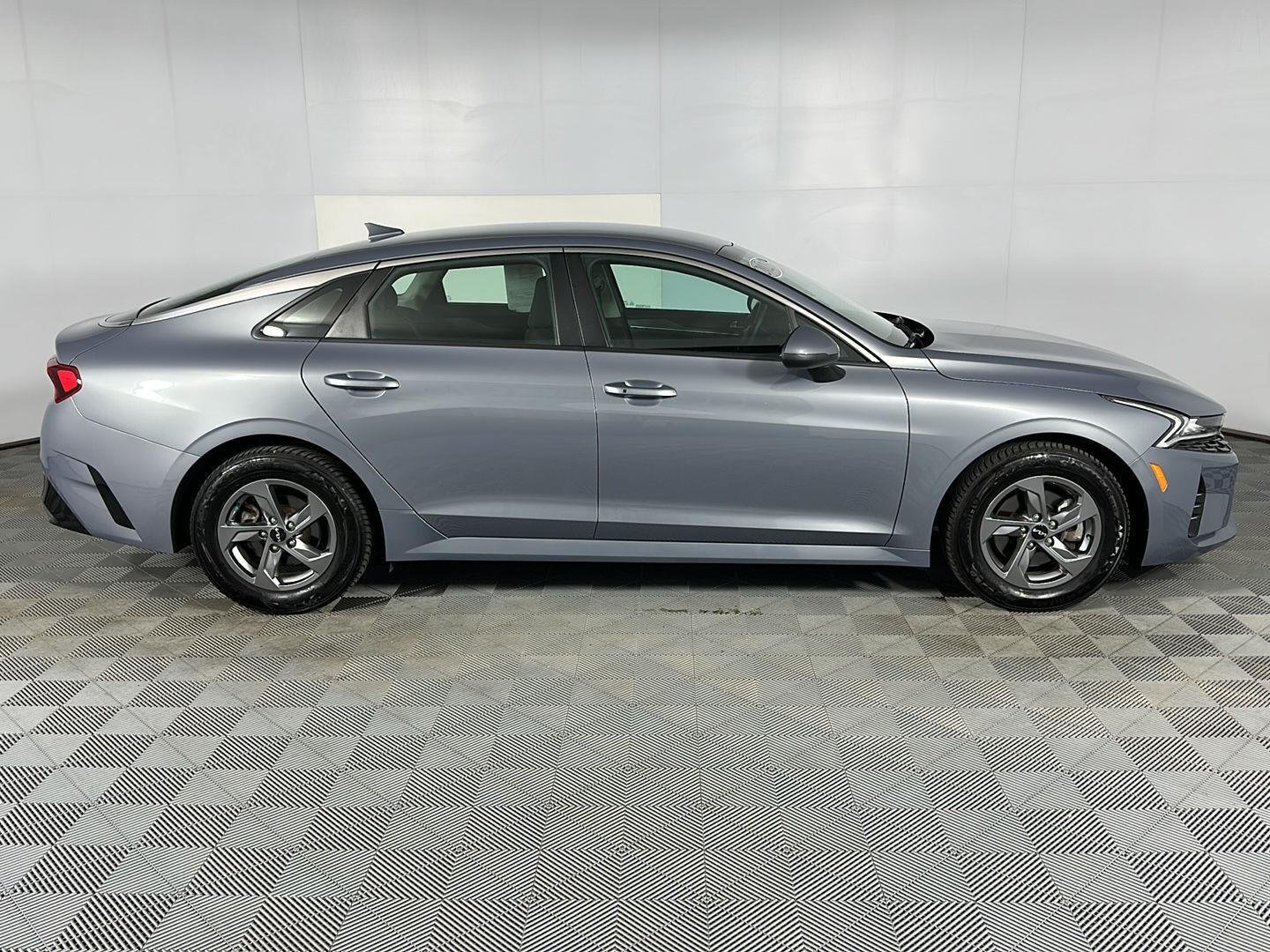 Used 2023 Everlasting Silver Kia LXS image 25