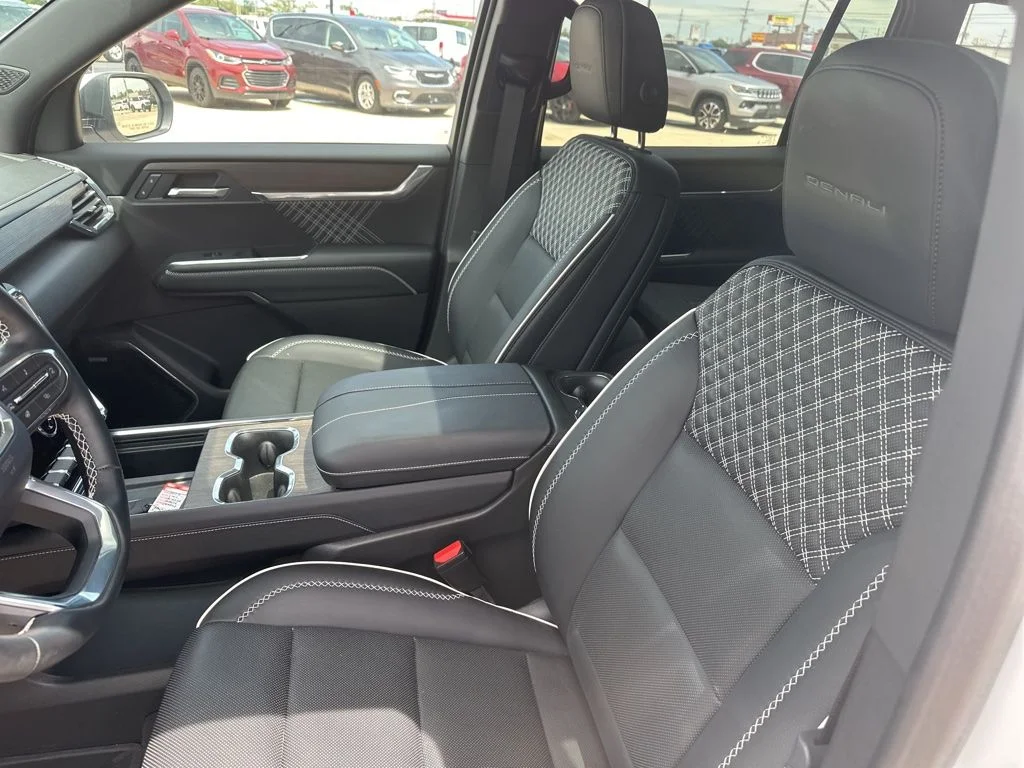 Used 2025 White GMC Denali image 3