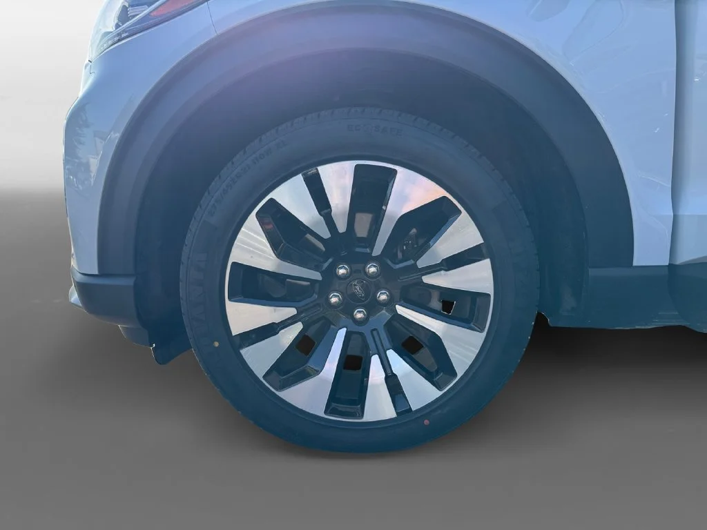Used 2025 White Metallic Ford Platinum image 14