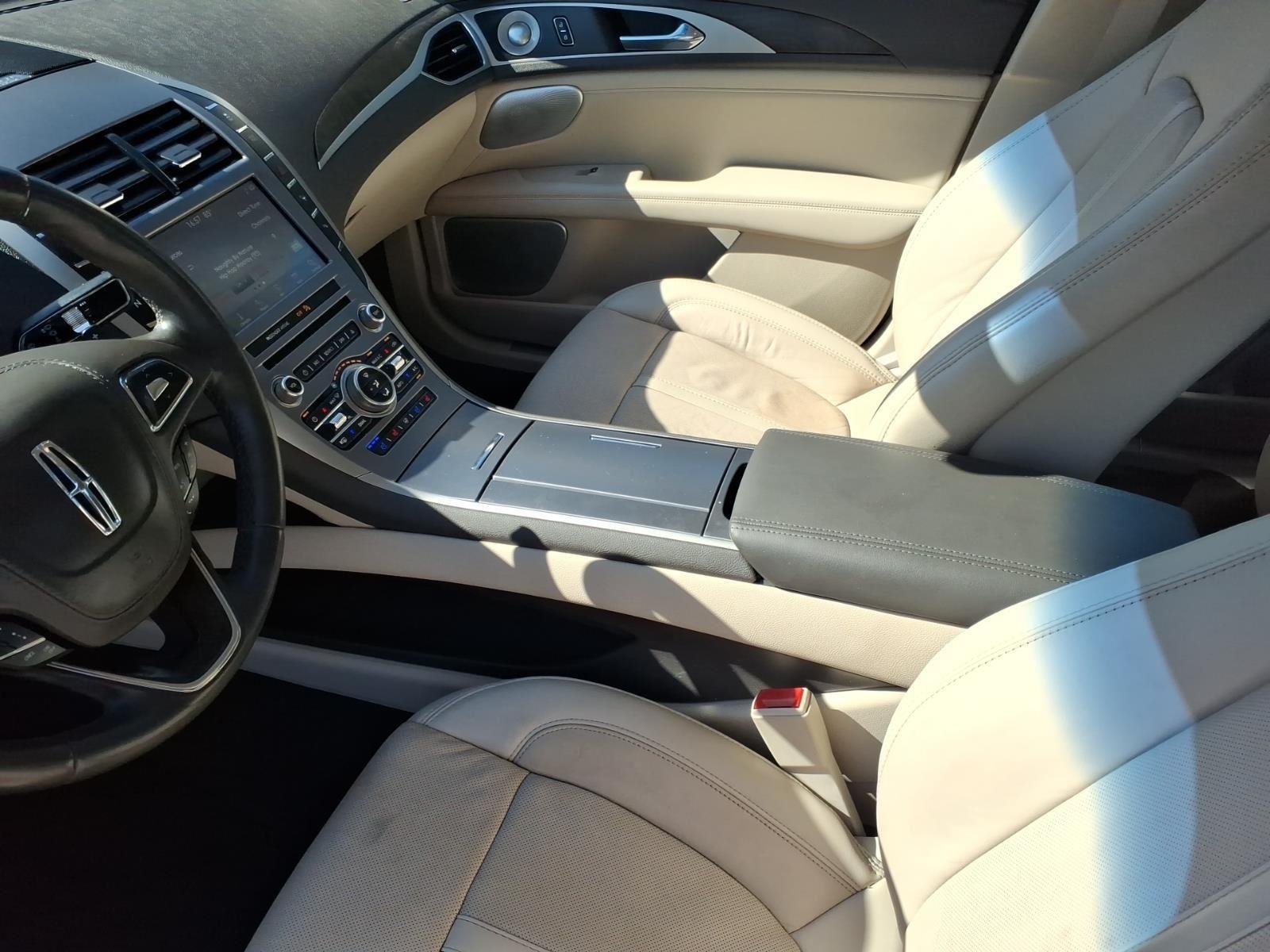 Used 2020 White Platinum Metallic Tri-Coat Lincoln Reserve image 21
