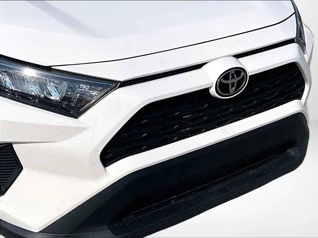 Used 2022 White Toyota LE image 29