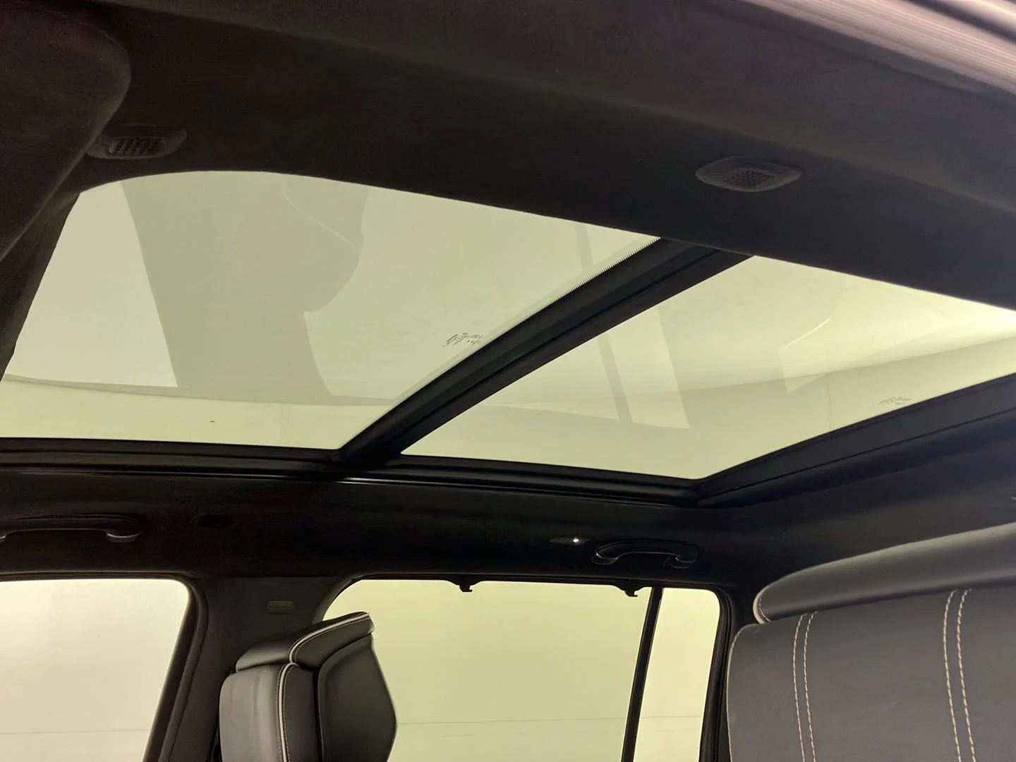 Used 2022 Diamond Black Crystal Pearlcoat Jeep Series II image 28