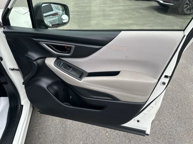 Used 2022 White Subaru Base image 9
